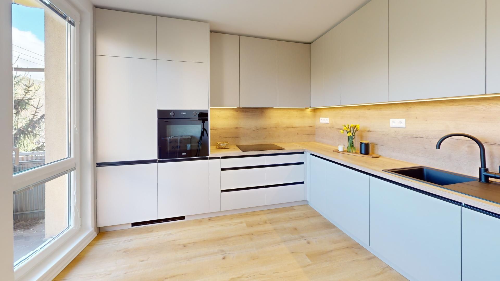 3-izbovy-byt-inovecka-Kitchen.jpg